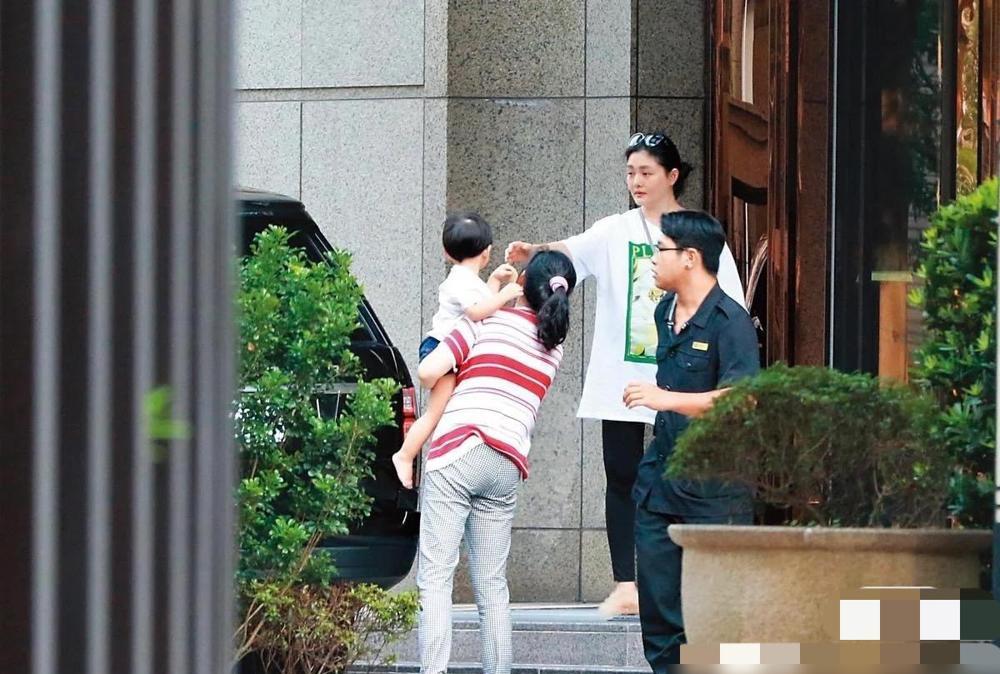 打开评论区前，没人问过那两个孩子的名字。麻六记的外卖单在华北铺开一张网，台北的