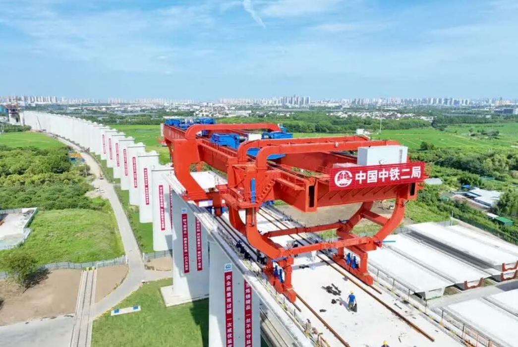 先是7月27日晚上8点08分，江苏无锡惠山区洛社镇，一台UEJc900架桥机把一