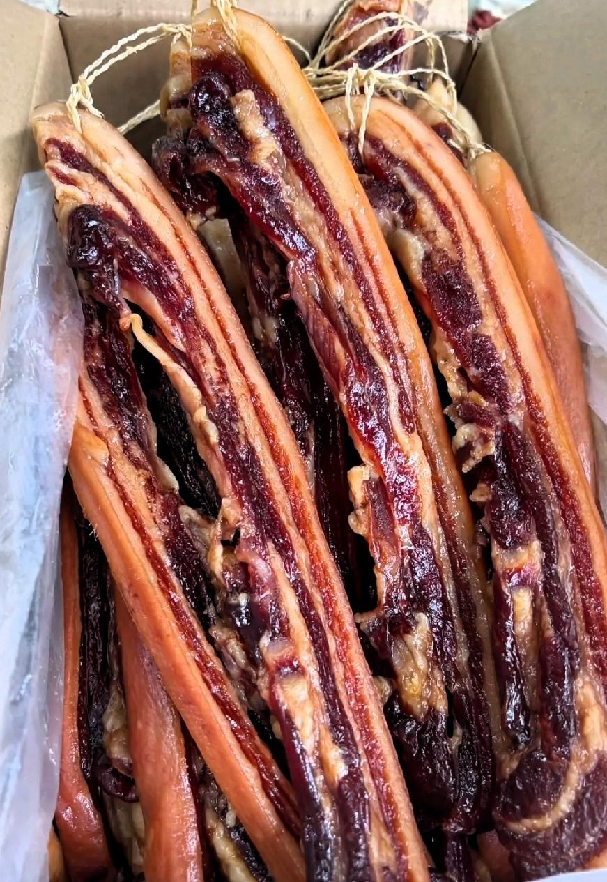 刚跟老公吵完架，越想越窝火！一大早收到75岁老妈寄的满满一箱腊肉，当场就被他寒