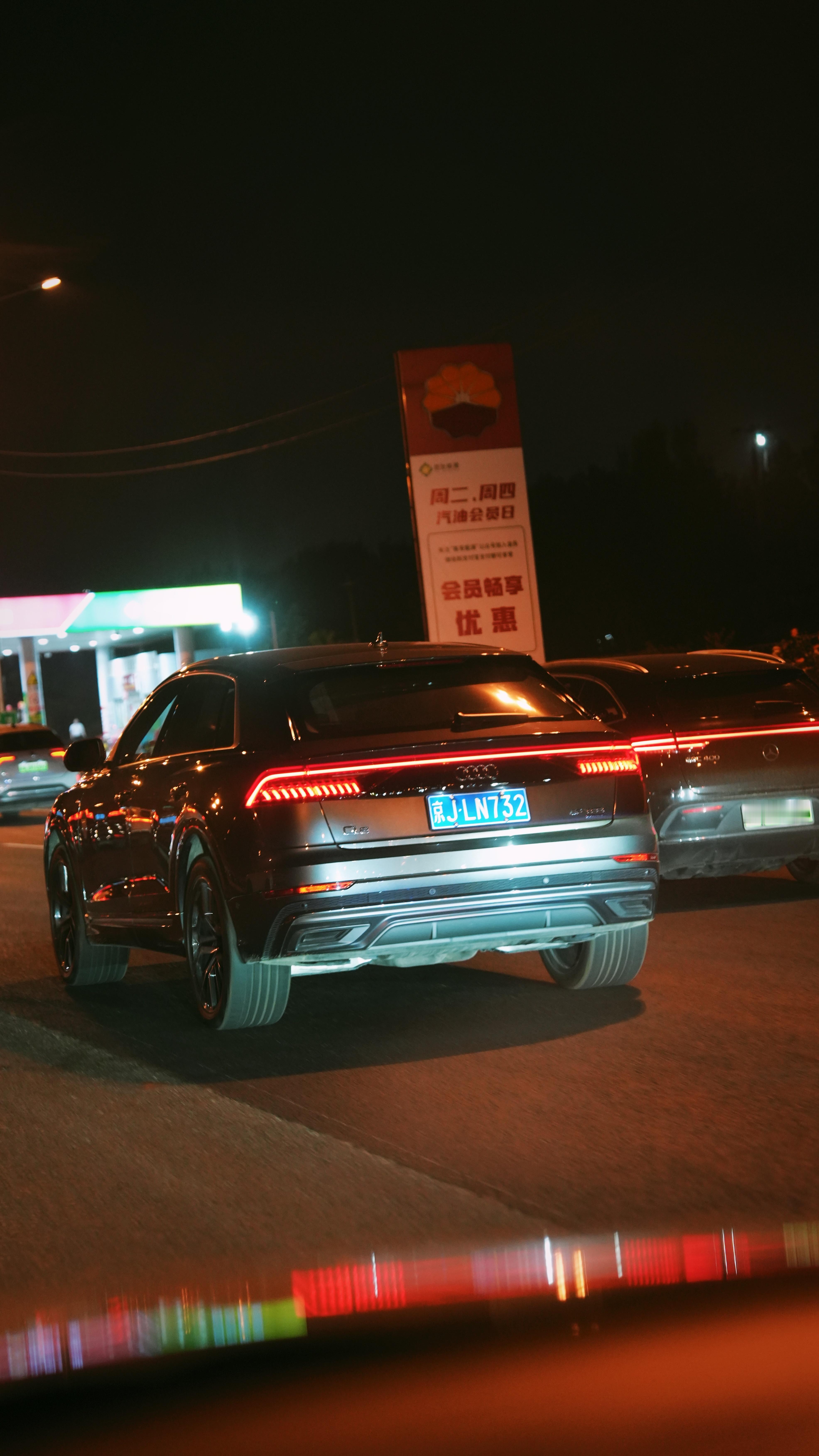 Q8顶配这个285mm的胎宽看着好舒服啊，敦实​​​