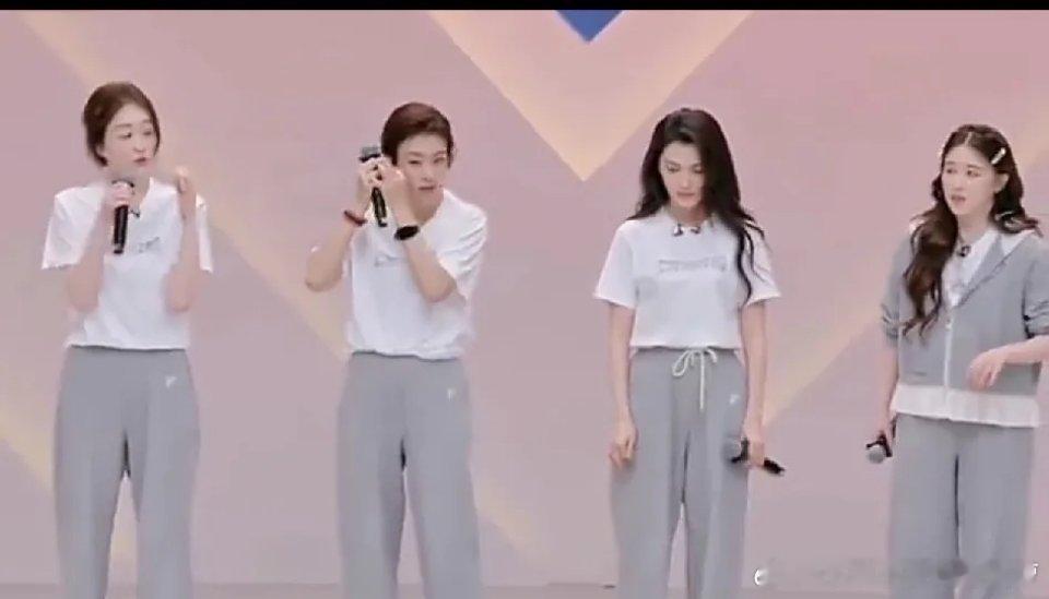 李小冉还是记不住。二公小考准备的时候，李小冉一直看自己手里的小抄，后面又直接跑下