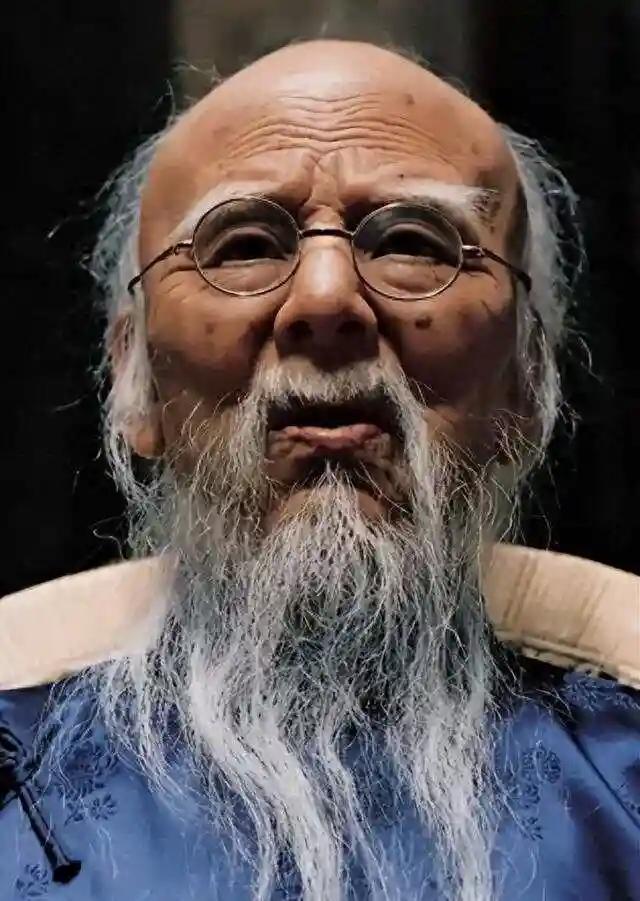 1952年，90岁的齐白石见到新凤霞后，突然将对方拉到一个房间。随后，齐白石拉开