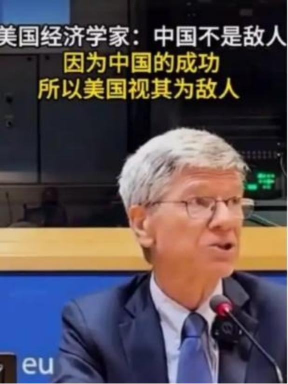 为啥美国现在死咬中国不放？有个美国经济学家说穿了：中国根本不是敌人，而是靠着真本