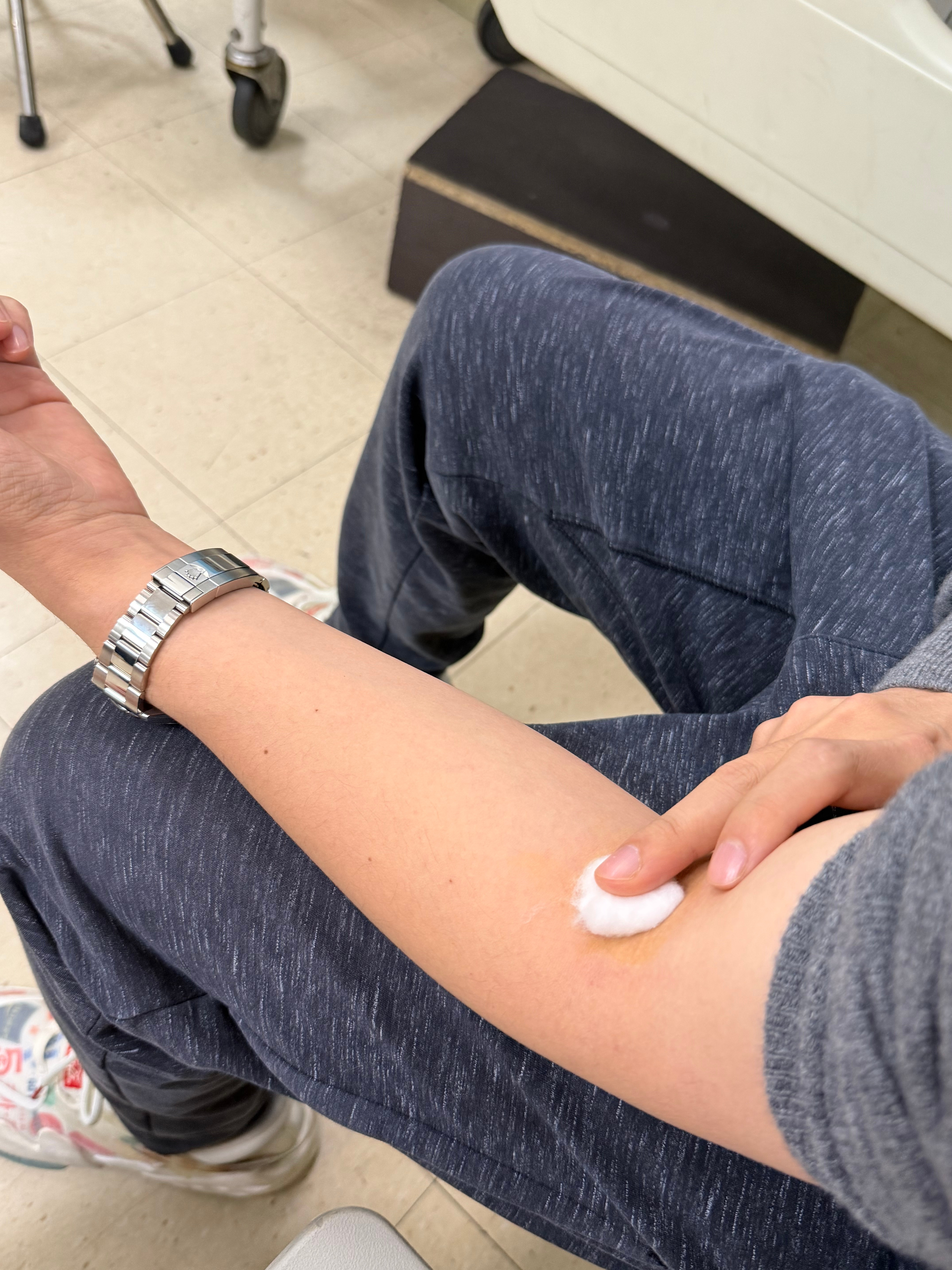 我熬夜熬穿了就这样扛不住了，颓了一整天还是去了医院结果急诊为了等个报告就得2小时