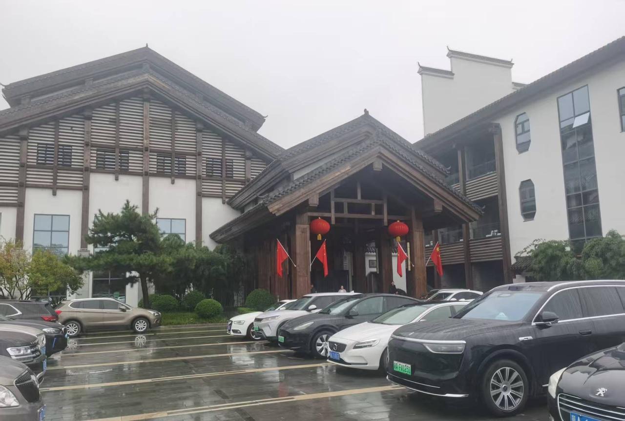 今年十一长假和家人在石家庄西部长青的璞祯酒店住了两晚，没有感受到消费萎靡，相反，