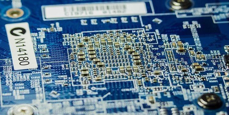 美国卡中国先进制程芯片，等于不让中国人吃面包，中国人就吃馒头，死不了。中国卡住稀