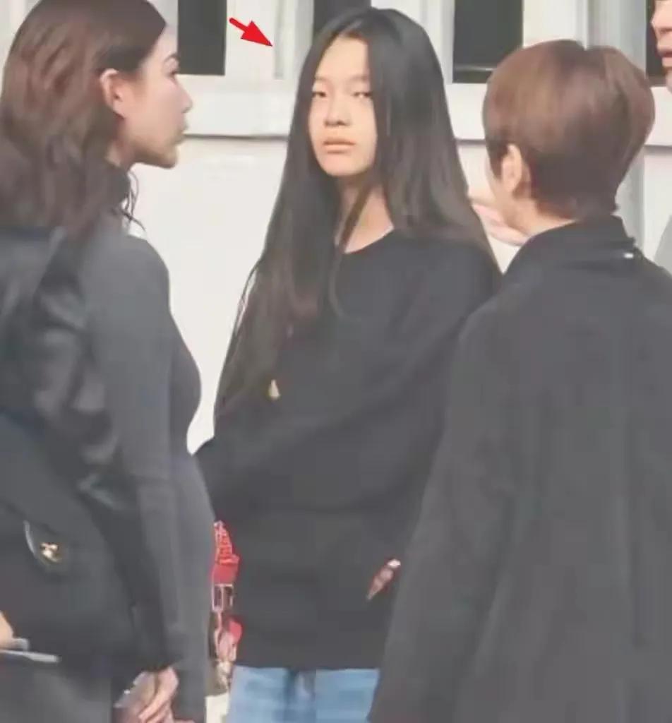 泪目！小玥儿亮相广州街头，身穿黑色T恤面色凝重，以自己的方式缅怀妈妈大S！大