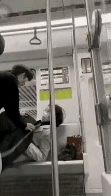 只要我不尴尬，尴尬的就是别人，地铁上，说做就做，一点都不多想，还得是00后的夸张