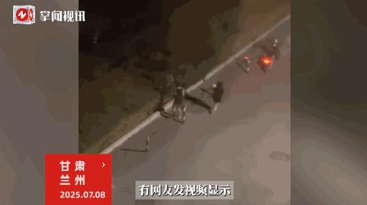 “太缺德了！”7月8日，甘肃兰州，一对情侣在半夜一点骑着电动车带着一只小白狗，下