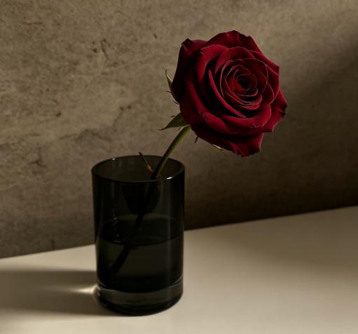 一位情感专家说："日久生情对女人不存在，女人的情感从来是一见钟情。如果你没能让女