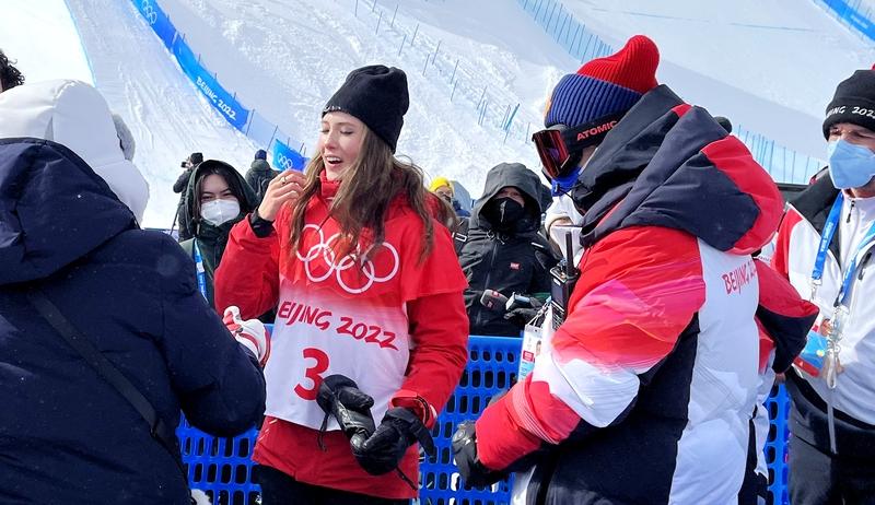 谷爱凌的滑雪风格简直绝了！她技术全面且难度顶尖，像反脚内转270上杆、Doubl