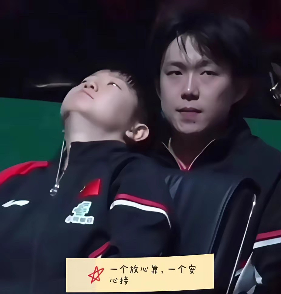 莎莎往后一仰，楚钦没闪没躲，脸就这么让着。镜头扫过去，满屏弹幕都在喊“磕到了”。