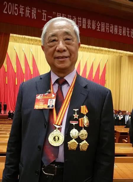 他患了两个癌症，摘除一叶右肺，切除三分之二的胃，但他以工作为乐，他不感到累，他要