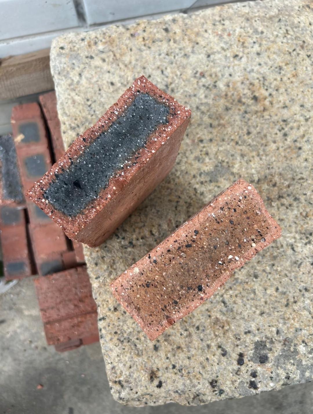 自建房砖头🧱边种好？两个样品都是三水白泥砖，价格差2分钱，边种好点?