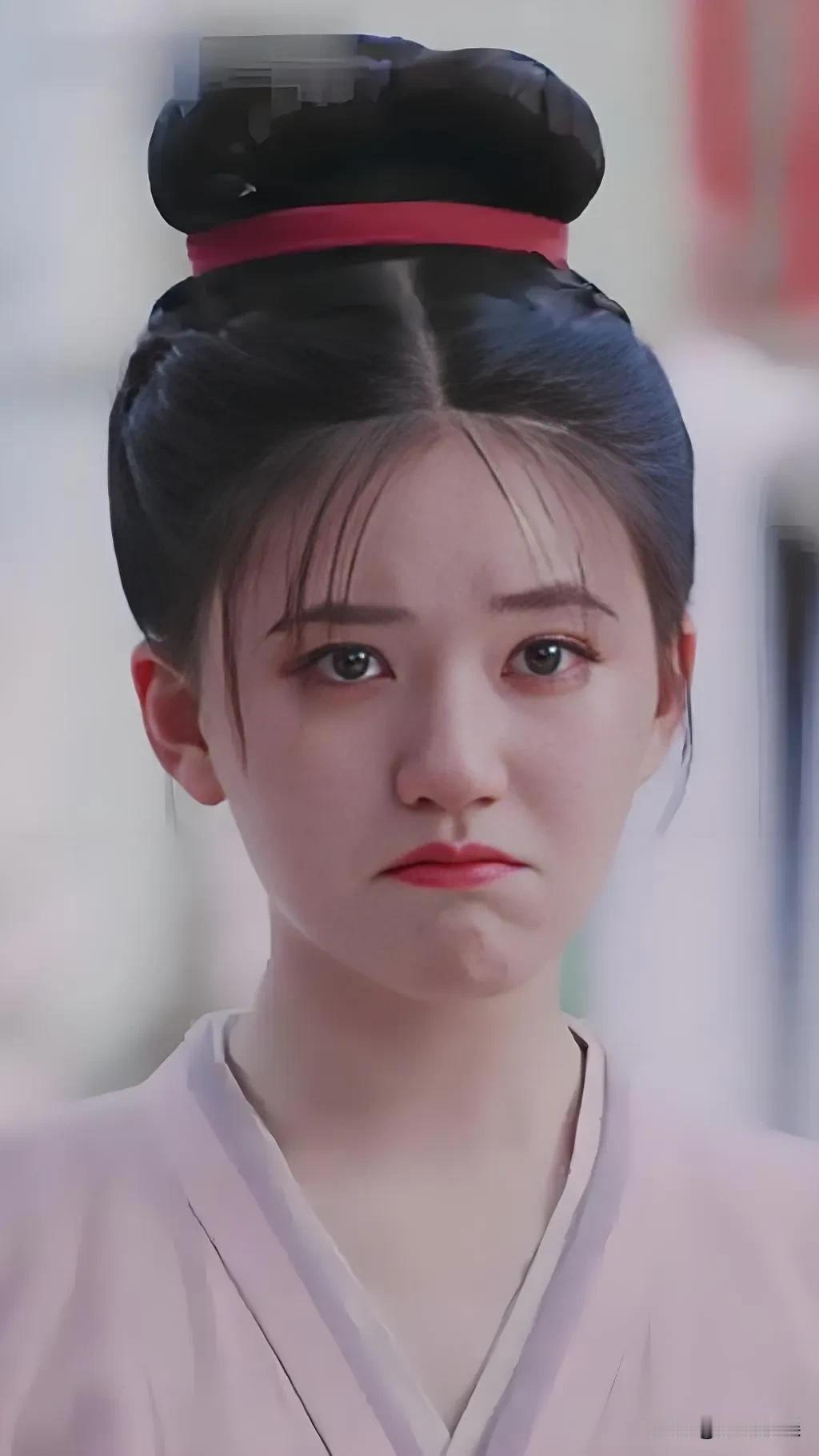 赵露思，给所有那些想进娱乐圈里的少男少女们提了个醒，没后台的人得三思！娱乐圈的