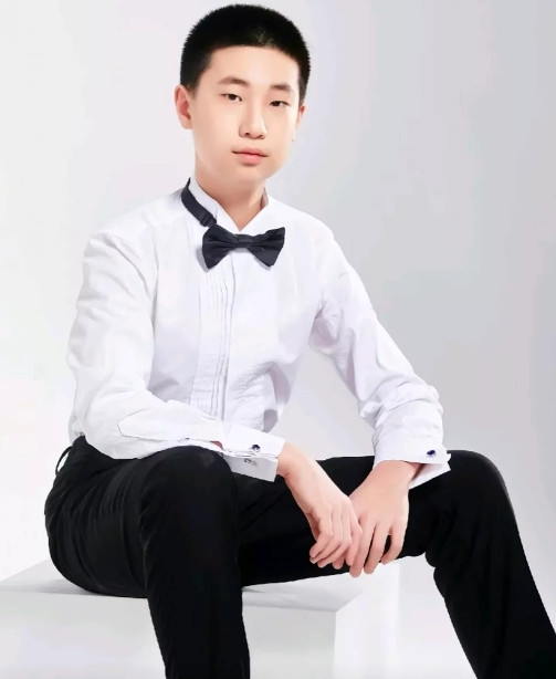 这是巴图的弟弟林大竣。大竣是宋丹丹的干儿子，今年15岁，他的父母是林永健和周冬齐