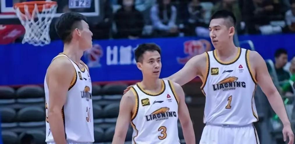 辽宁男篮与广东男篮全运阵容对比，差距明显。广东队集结全国11省球员，阵容实力可见