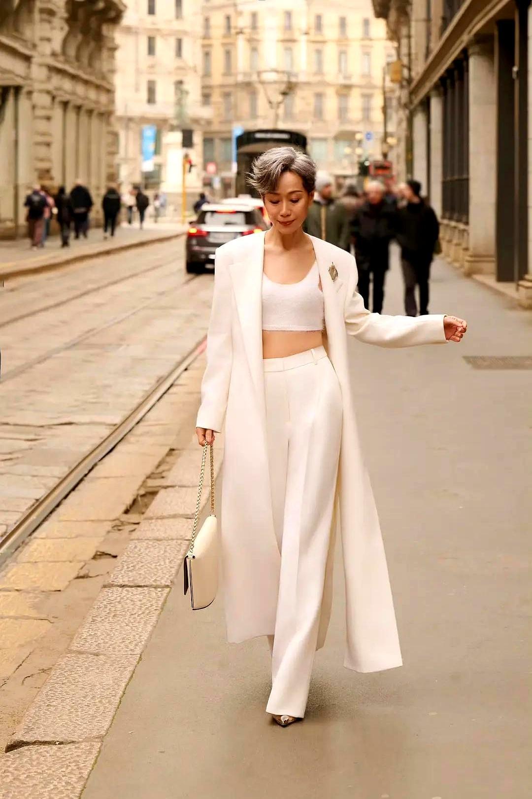 62岁，腰线紧致如少女，她在米兰秀场秒杀了一众年轻面孔。叶童顶着一头银灰短