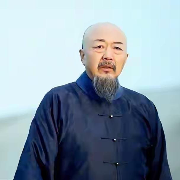 左宗棠巡营见士兵暴晒半日却无汗当即发密令：此人有异就地处置…这老小子蹲