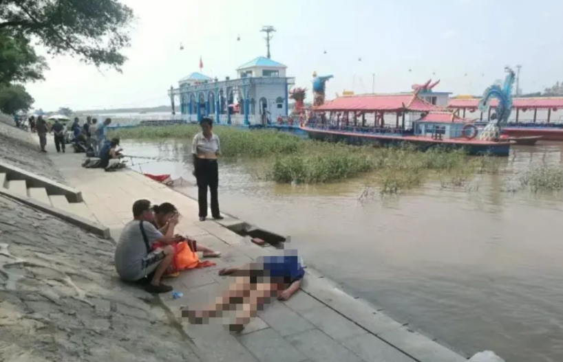 上海，男子酒后驾车捎带醉酒女友回家，岂料途中路过河边，男子睹景思人想起父亲，下车