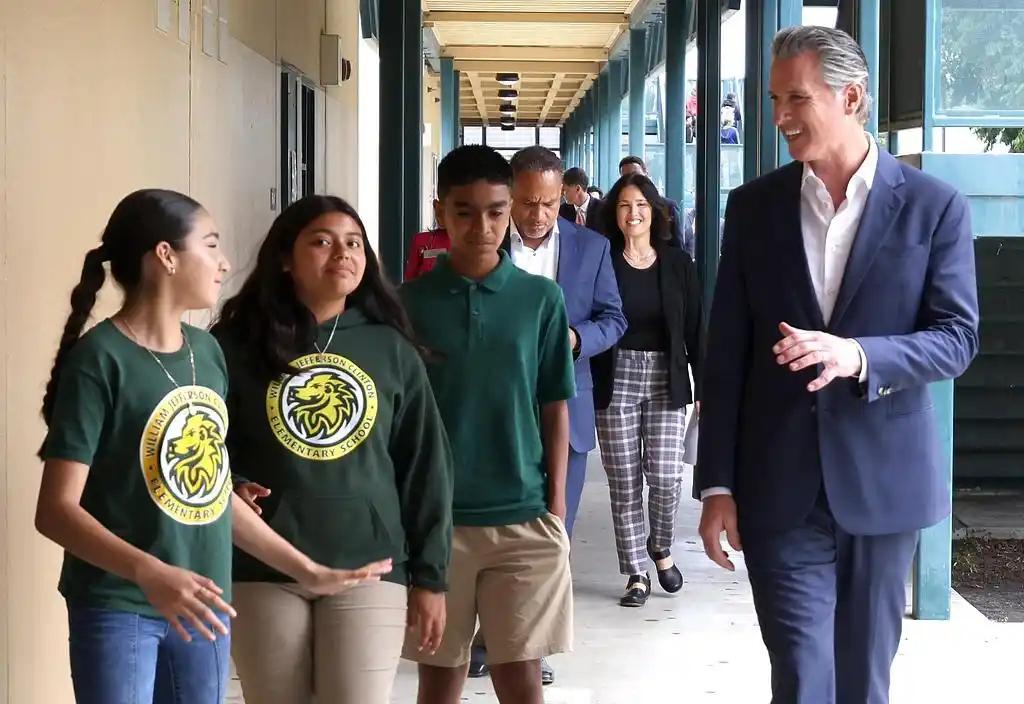 很多人不理解，为啥加州会站在非法移民一边？其实就是因为加州太有钱了。假如加州独立