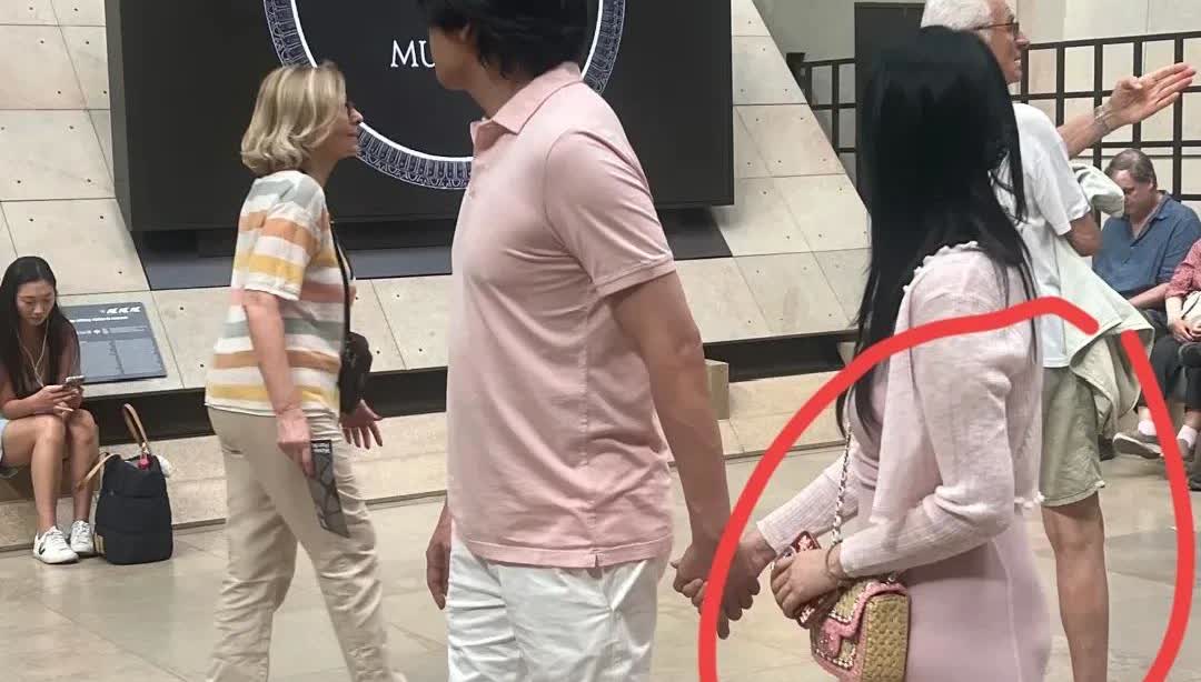 伊能静有点过分了这把年纪了，衣服也不好好穿跟在秦昊旁边就好像差了一辈