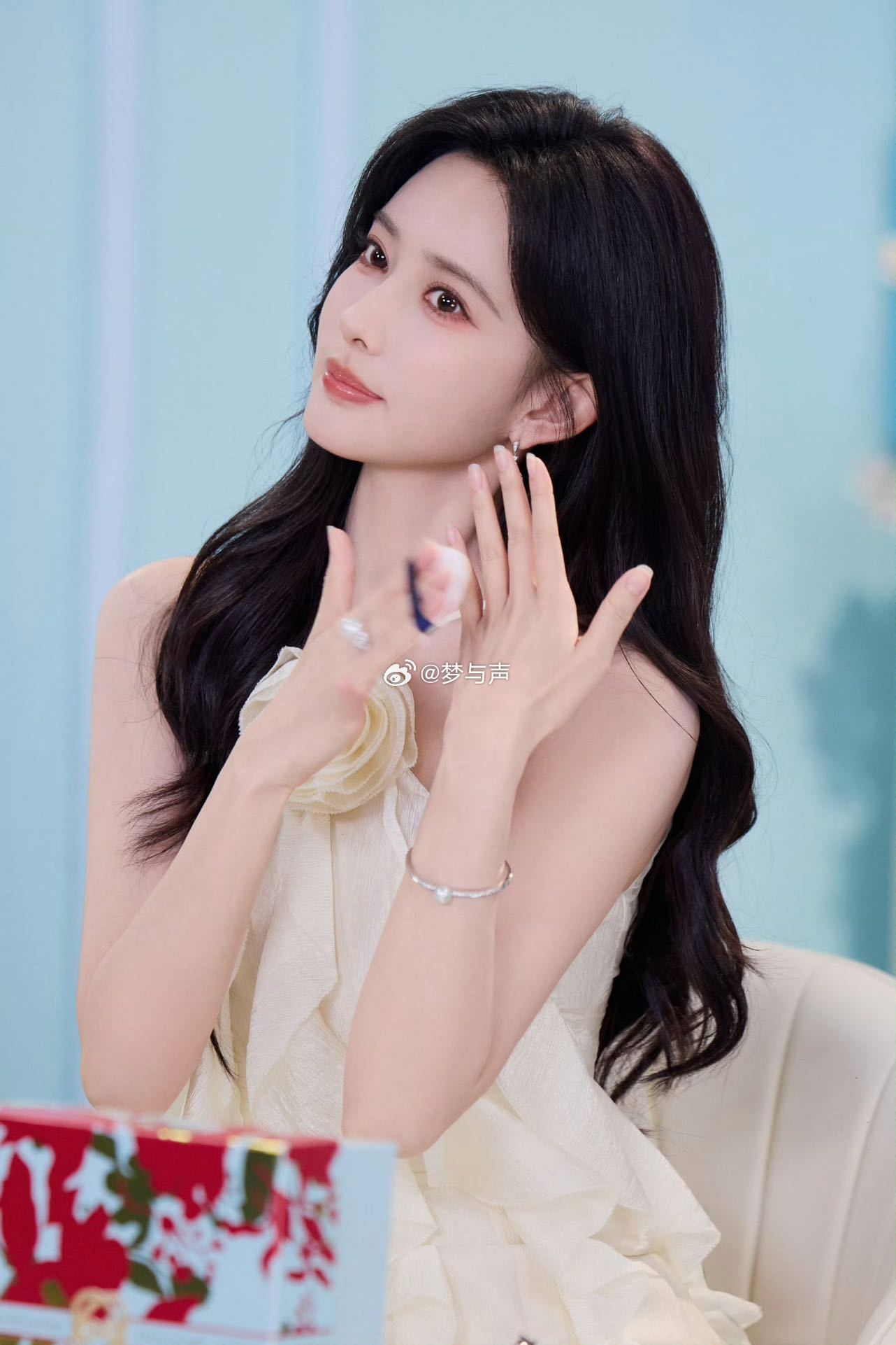 孟子义无尽夏花裙孟子义直播上身无尽夏主题花裙，浪漫氛围感直接拉满！巧妙呼应新剧《