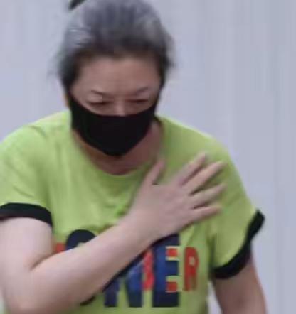 江珊这次，是真让人心疼了。 7月31日，石家庄大剧院，话剧《德龄与慈禧》收官