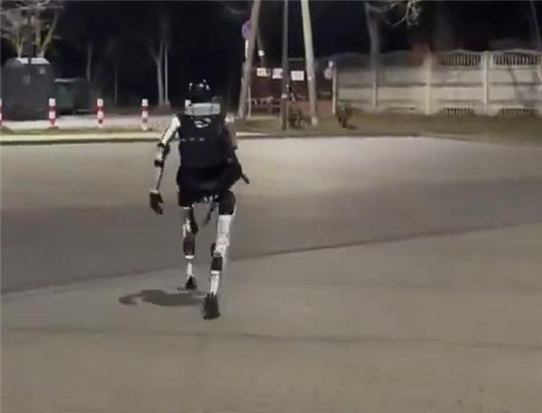 中国科技再次荣耀世界，机器人驱赶野猪历史首位。2026年4月13日，中国杭州