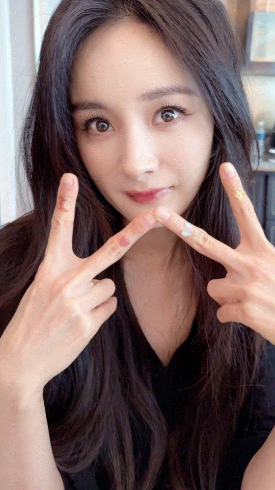 杨幂五二零营业手上贴的是小贴纸吗？好萌，好可爱[爱心][爱心][爱心][爱心]