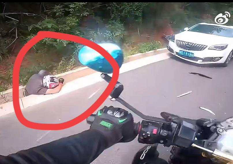 在乡道上这样飙摩托就是作死，两男子骑着大排量摩托车，你追我赶，最高时速达到170