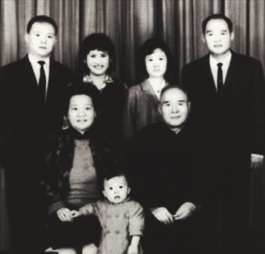 上世纪70年代，在多伦多一所免费养老院内，一个张姓老头偏瘫在床、无人照料。为了苟