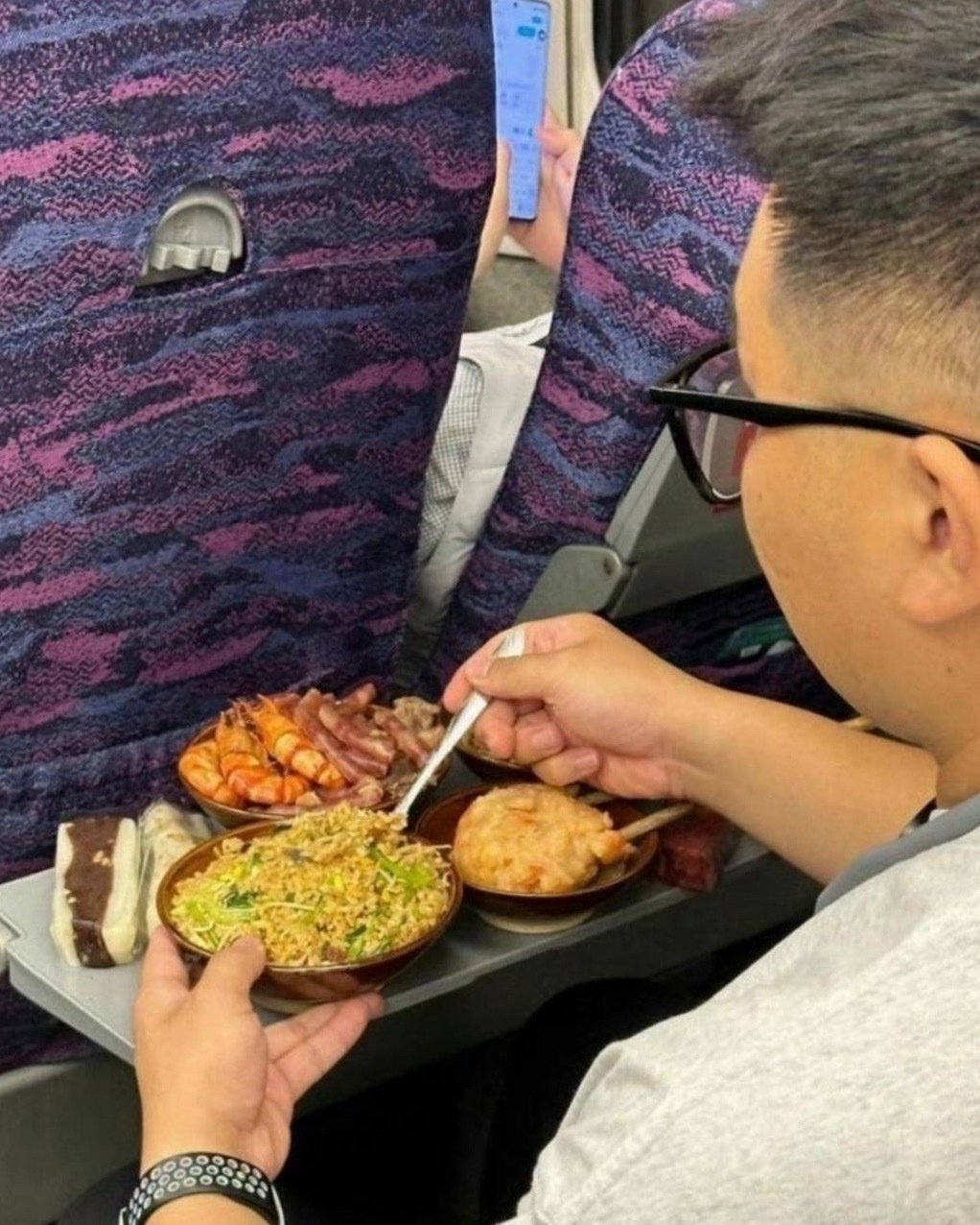 这是怎么带上车的，这可是高铁啊​​​