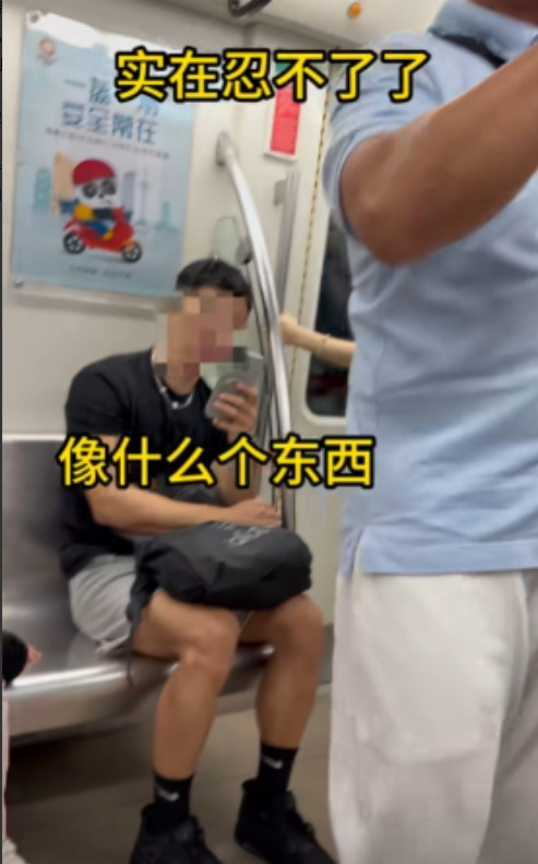 “这位上海大爷火了！”6月18日，四川成都，两位来自上海的老人看到一排6座座位上