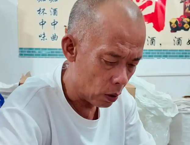 近日，据新闻报道，广东顺德“莫氏鸡煲”店主莫叔透露，此前因投资鱼塘失败欠下的180多万元债务，如今已