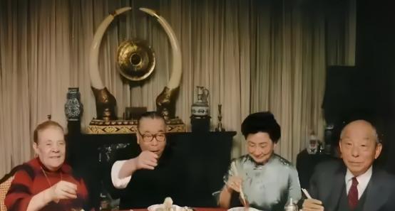 1946年10月，张学良被送到台湾软禁，军统邀请了几位官员陪张学良打牌，还给他送