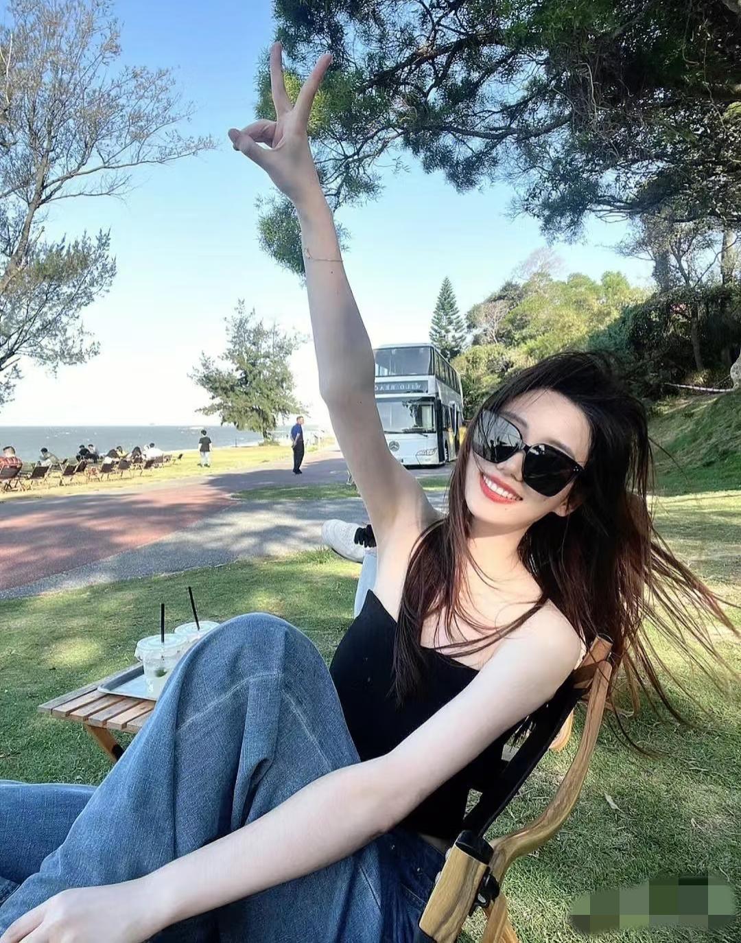 今天闺蜜突然凑过来，一脸贼兮兮地问了个超羞的问题：你单身这么久，生理需求咋整啊？