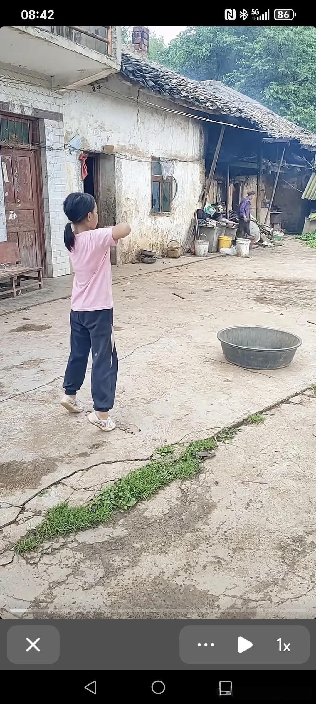 女孩轻功练的太厉害了，远处一跳竟然跳上了大盆沿，在盆沿上行走自如，冰冻非一日之寒