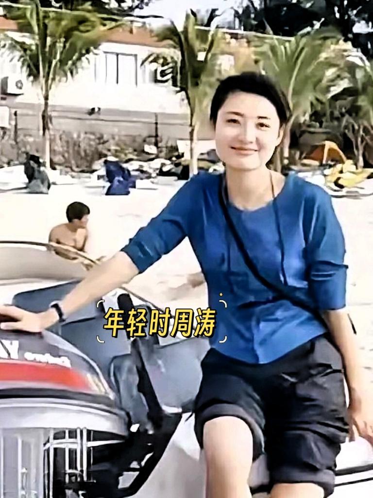 宝子们，这张老照片里的周涛你们能一眼认出来不？穿个简单蓝上衣、黑短裤，素面朝天坐
