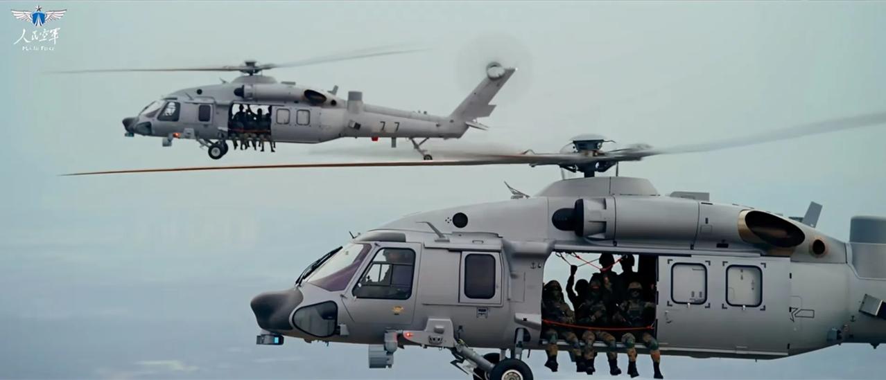 我军空降兵搭乘直20直升机实施机动。类似的场景以前只能看美军，当年挺羡慕。现在我