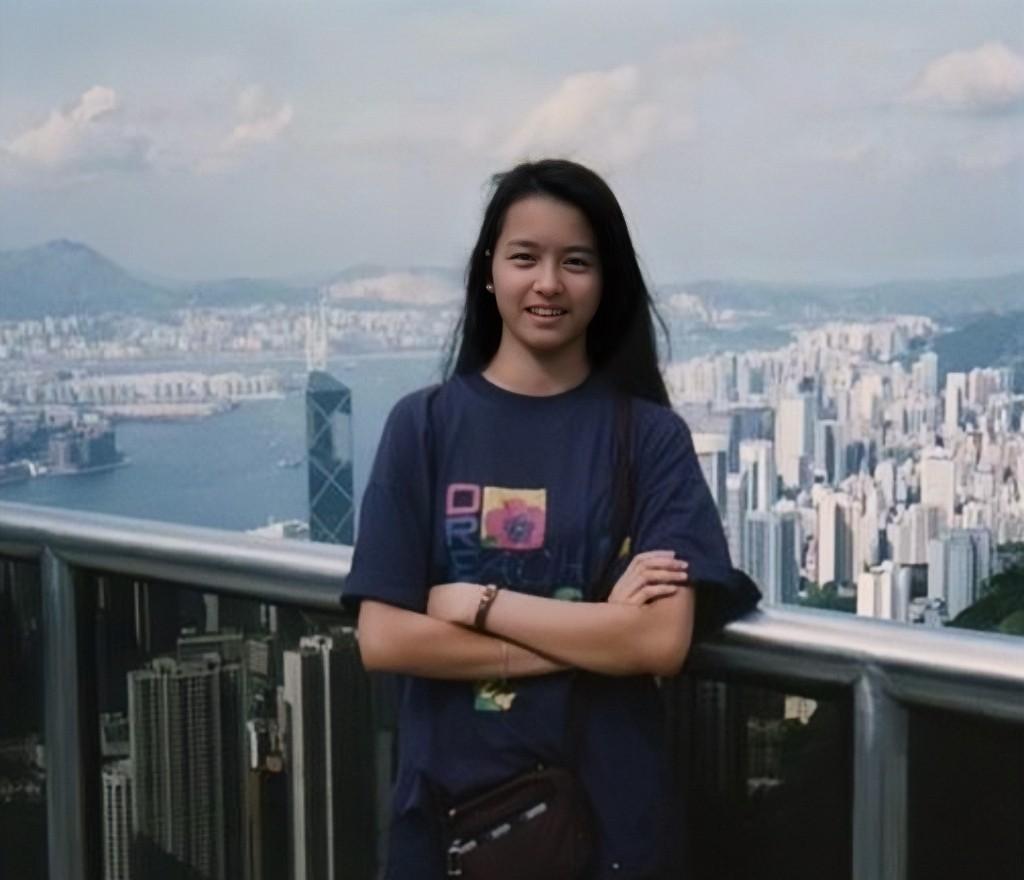 这张照片展现出了梁咏琪1991年在香港的情景，那时候她15岁，还是一头长发，身材