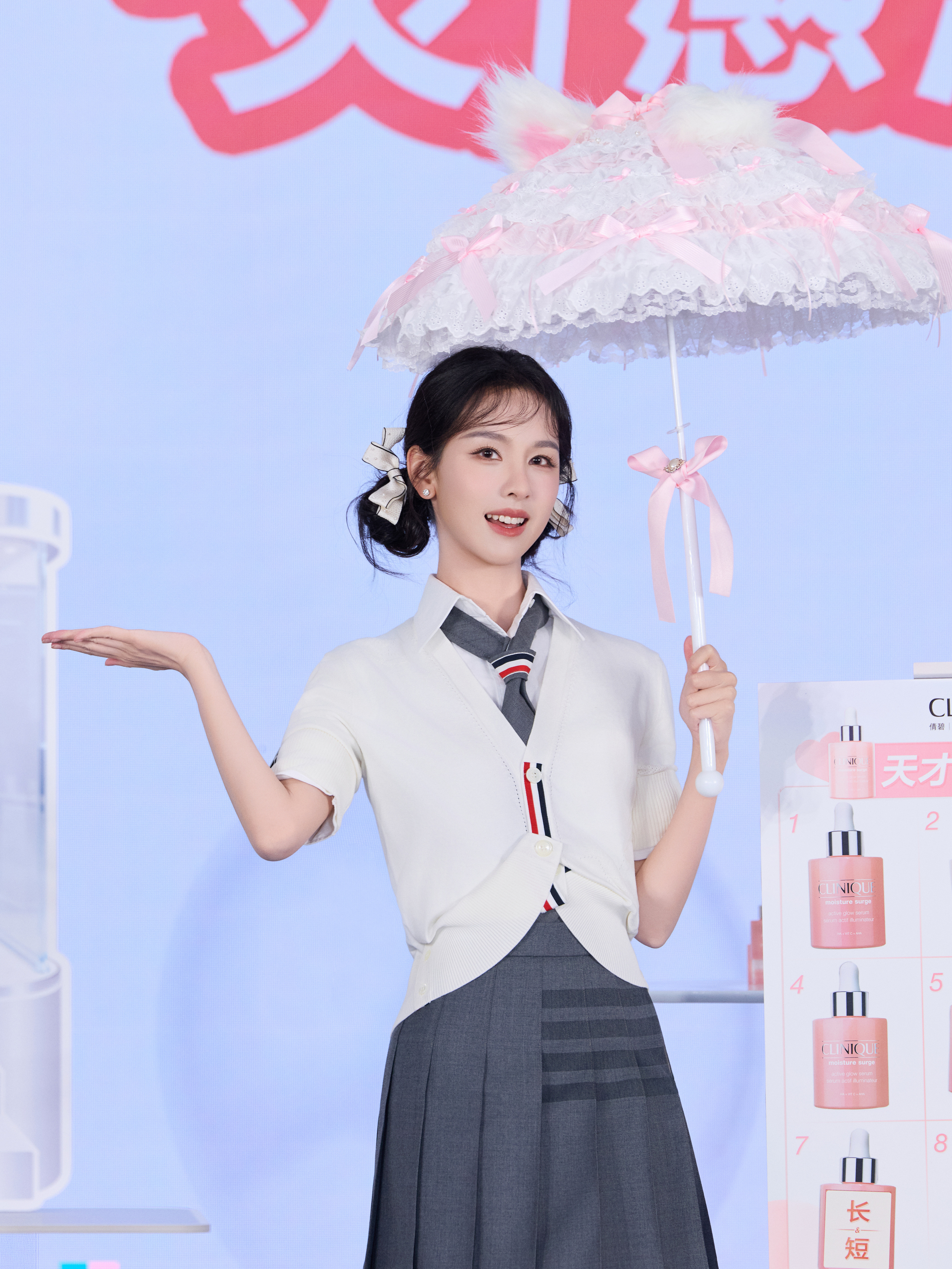 陈都灵学院风的清爽碰撞少女心的热烈，这一刻，是自带光芒的元气学姐。