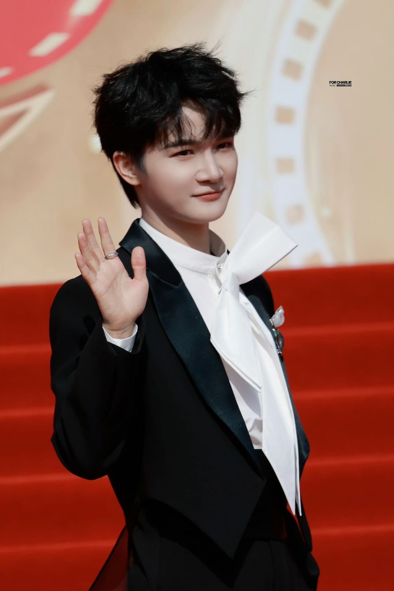 周深首秀演技CMG红毯周深不仅能靠造型出圈，还靠“比划”出圈，这演技首秀属实是