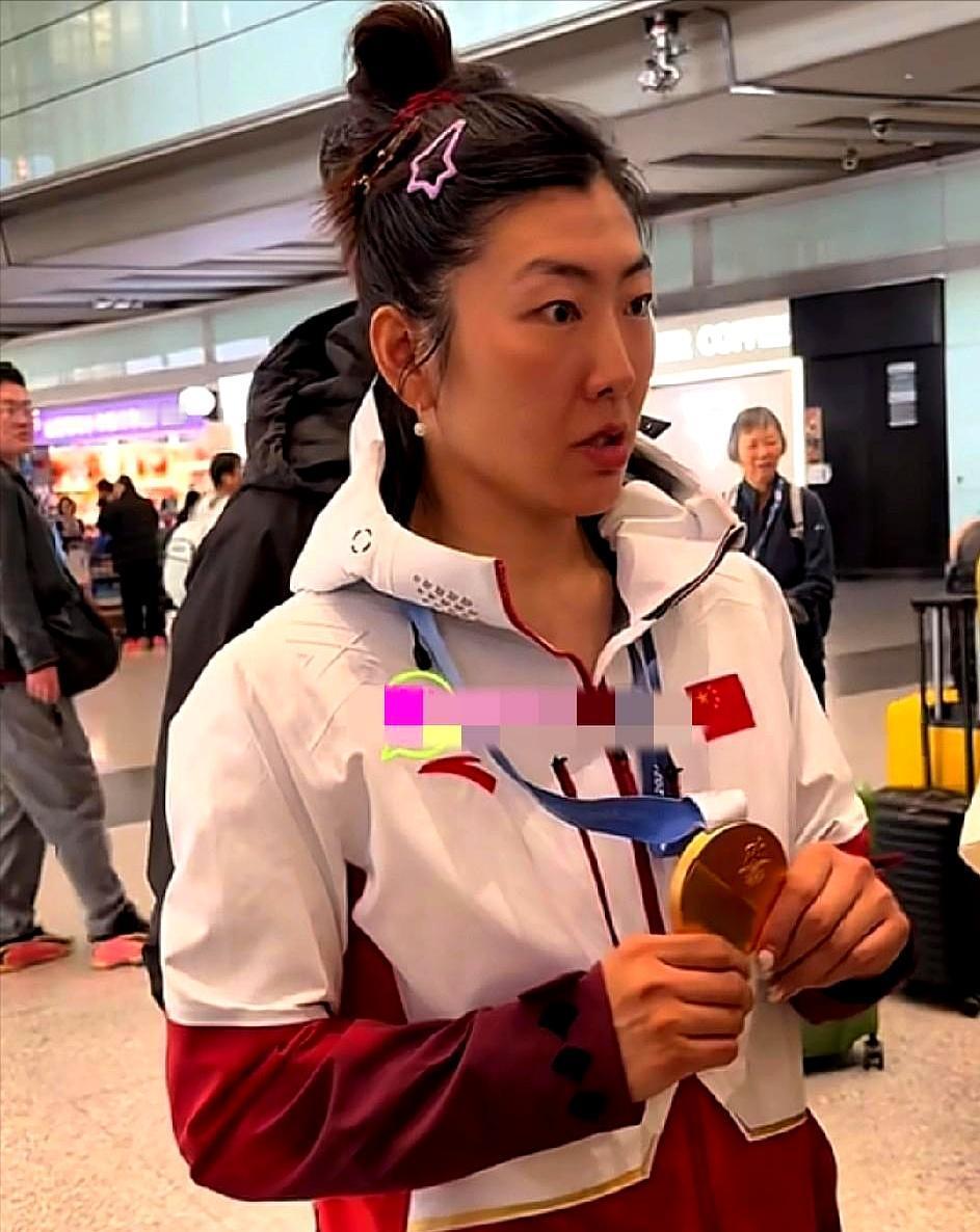 夫妻同届同项目冬奥夺金，史上仅此一对。徐梦桃熬了五届冬奥，集齐金银铜，拿了