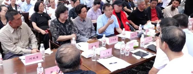 于和伟带妆出席《伟大的长征》开机仪式，这次看其造型是挑战伟人一角。伟人这个角色，