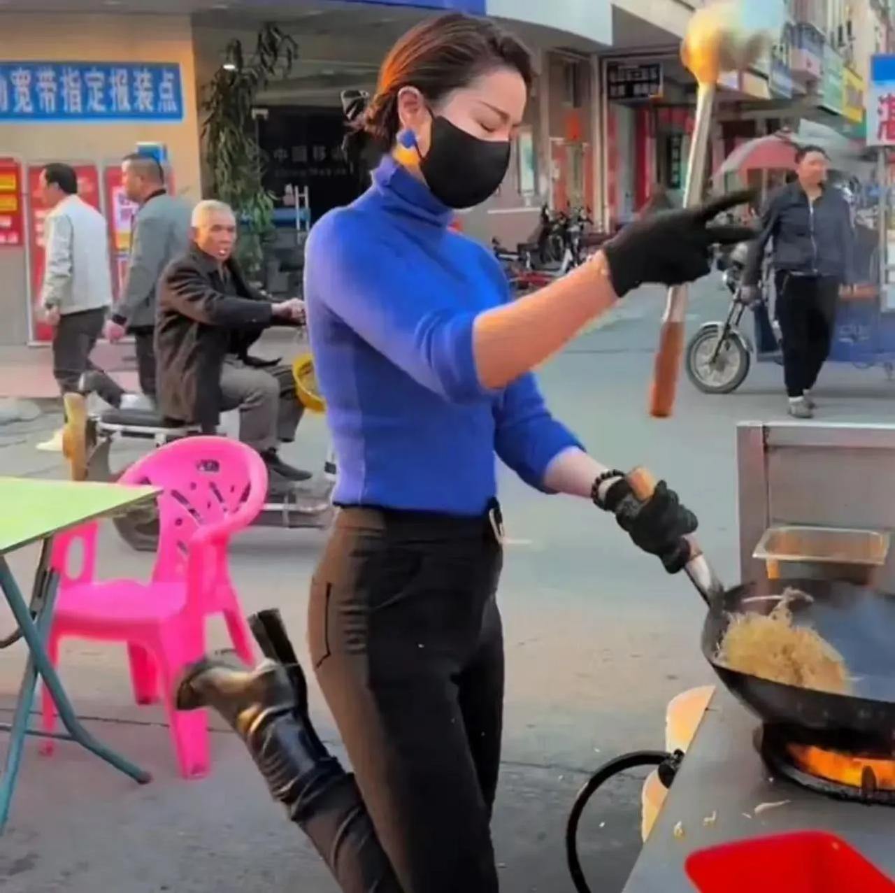 .广东炒粉姐开的店还是倒闭了！虽然她又重新开始摆摊，但人气却一落千丈。炒粉姐在路