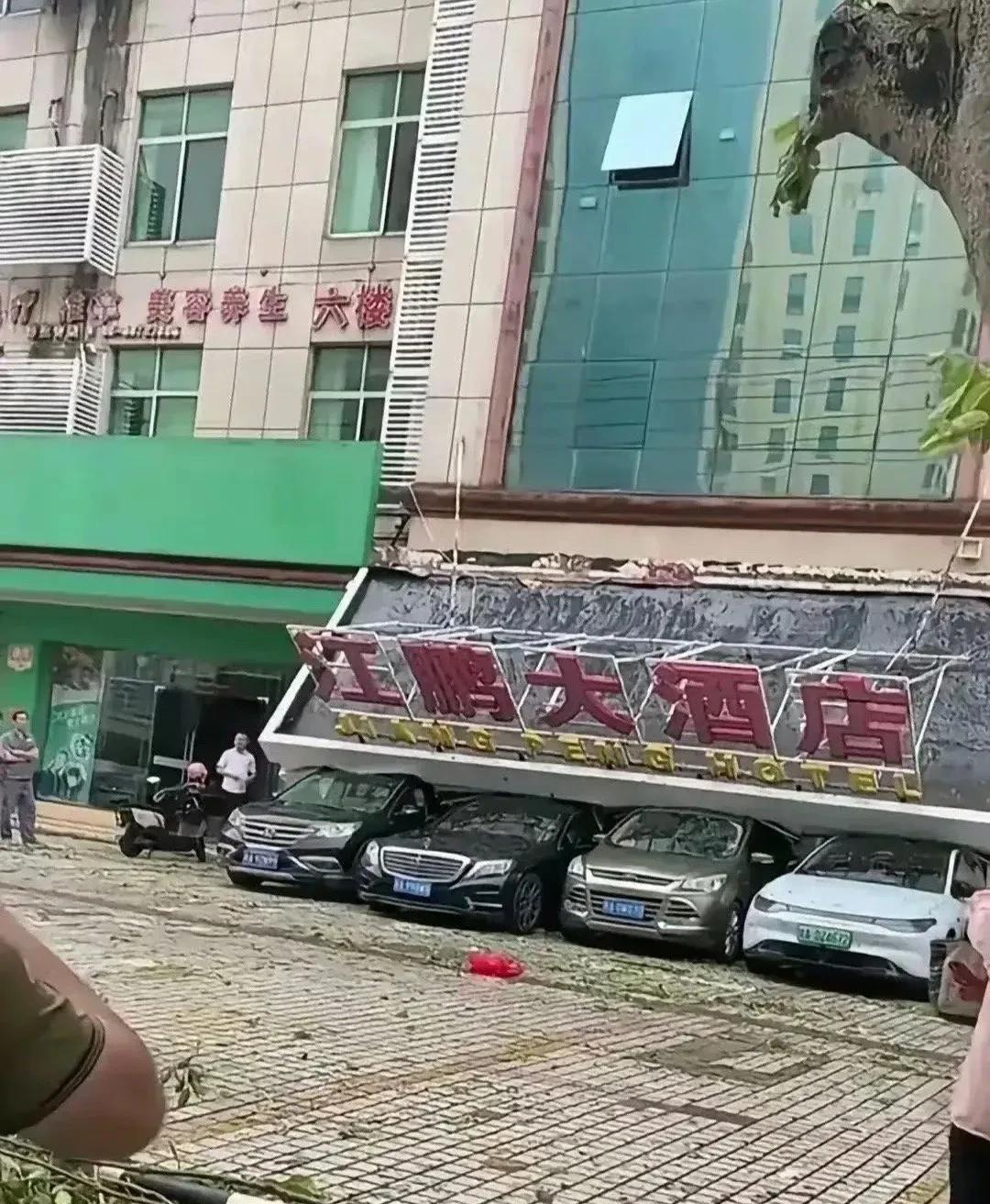 这四台车功不可没，要是没有这四台车，这家酒店的招牌就算彻底砸地上了，好事不出门，