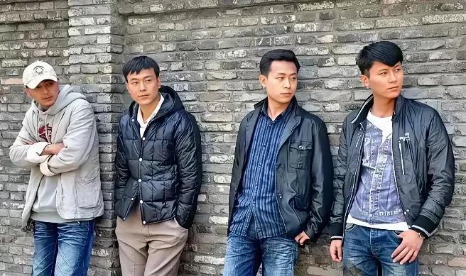 你敢相信这张照片，居然隐藏了两位影帝嘛？大部分人都是只能够认出一位，张译。稍