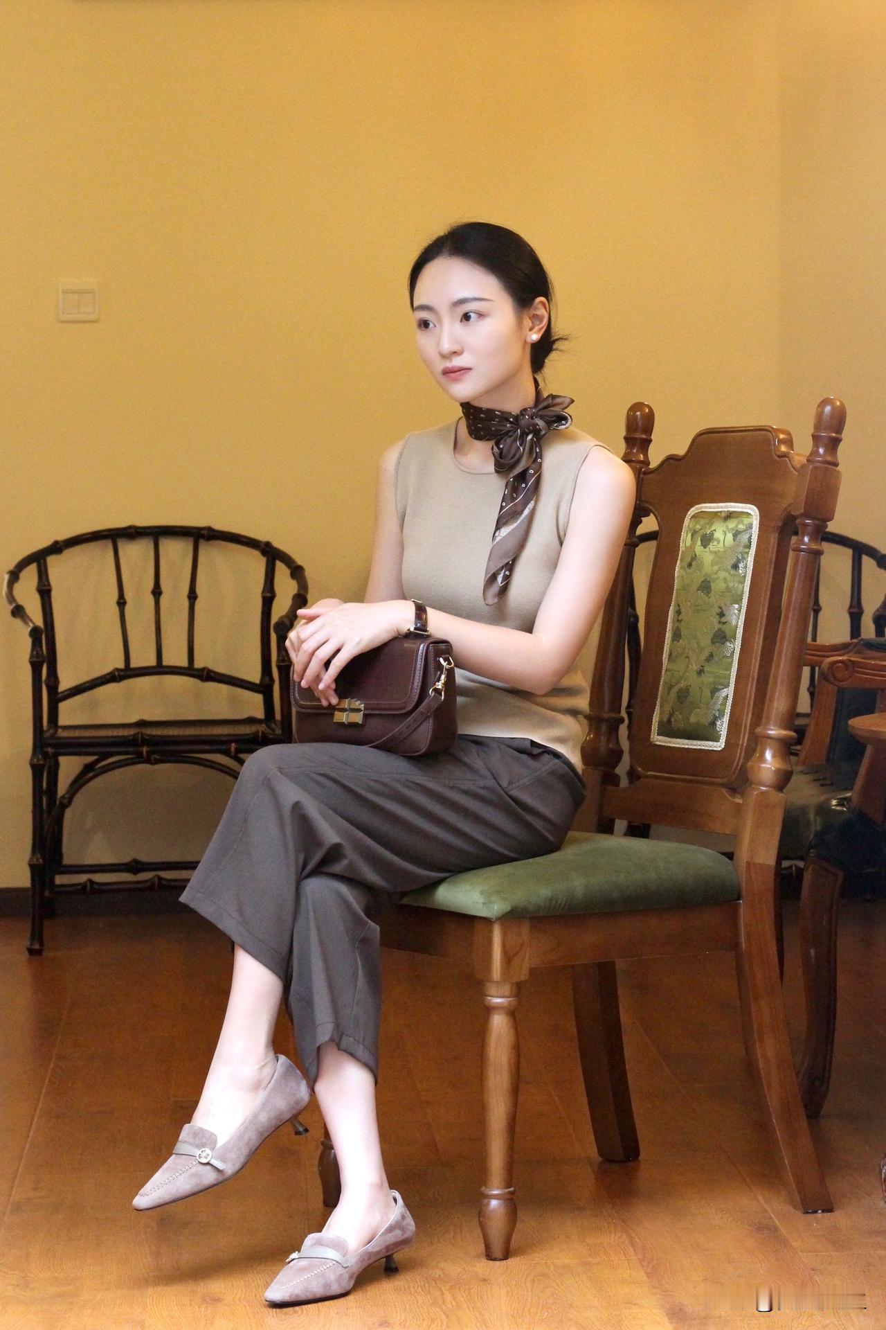 开在普贤寺内的素食馆，是听雨观荷的好去处。沿着荷塘搭建的玻璃房内，龟背竹叶片大得