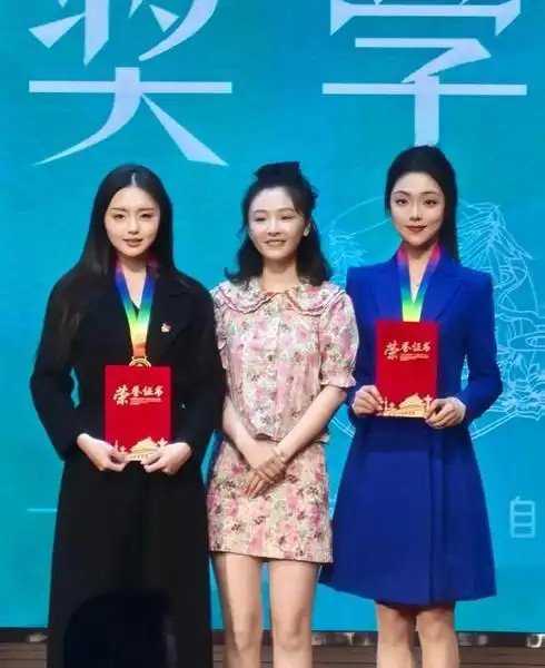 34岁吴倩重返武大，十年前校花变学姐！淡妆颁奖惊呆学妹：比樱花还美